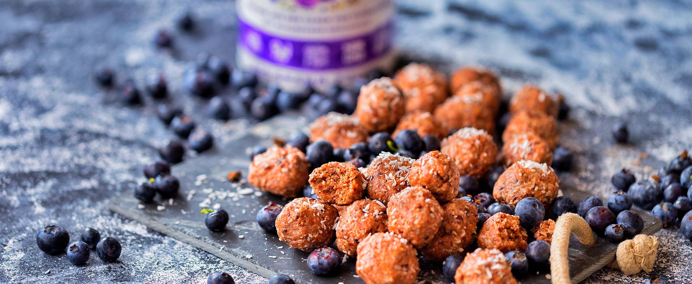 Healthy Snacking: Blueberry Protein Balls für unterwegs