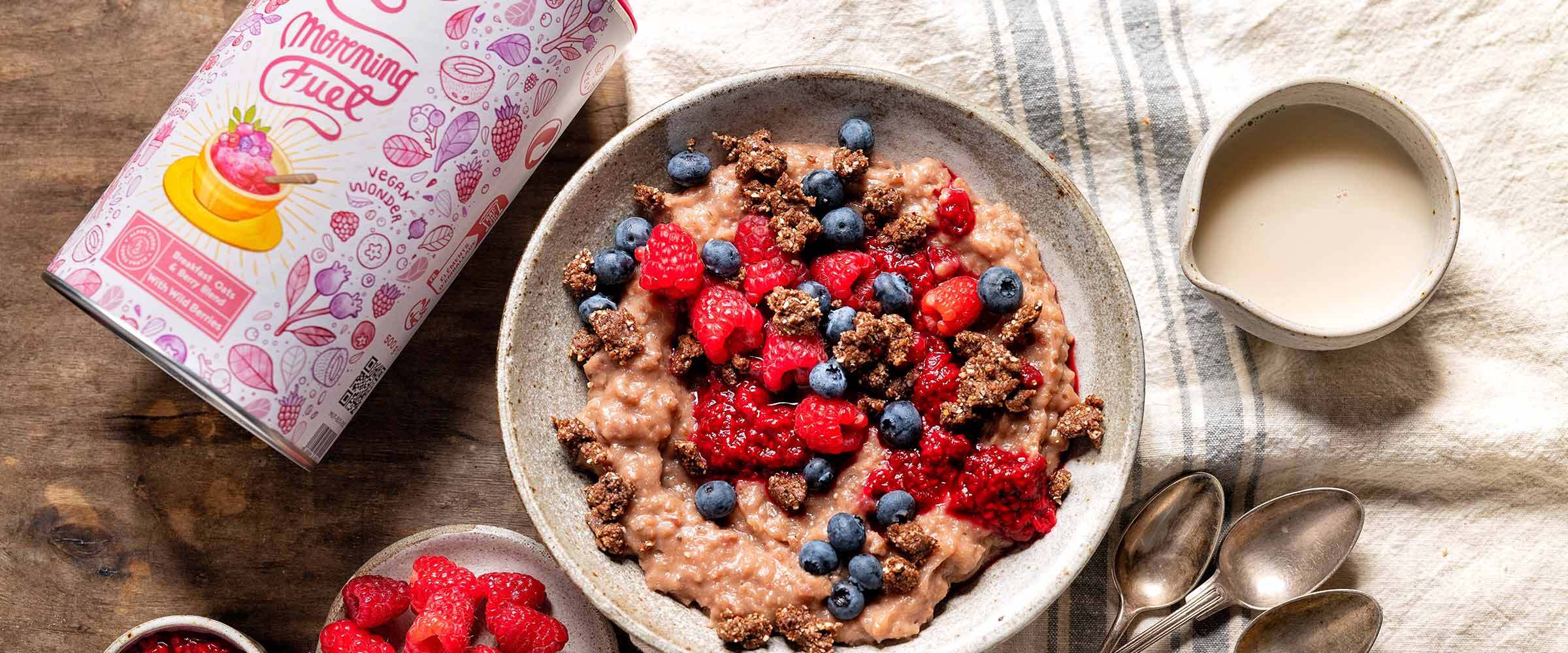 Protein Frühstücks Bowl mit Kakao-Rawnola & Beeren