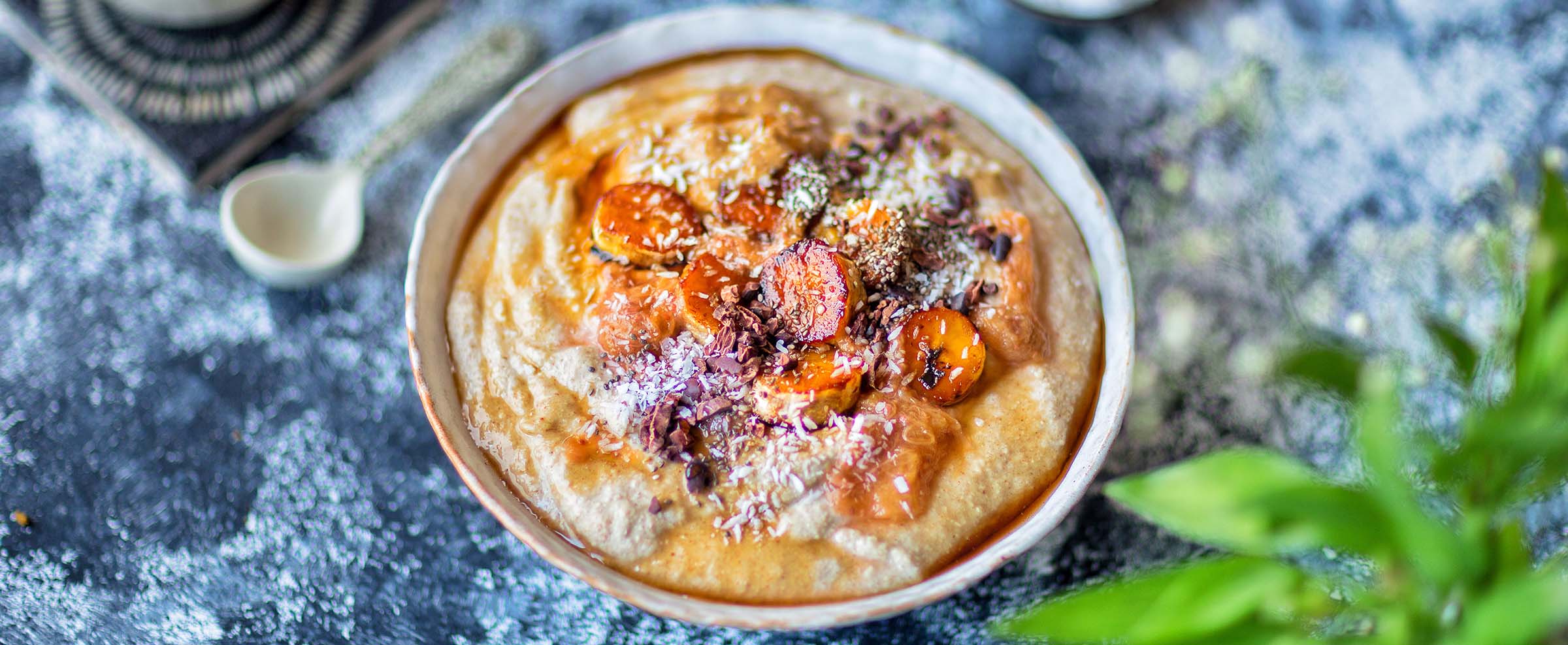 Buchweizen Protein-Porridge mit karamellisierten Bananen