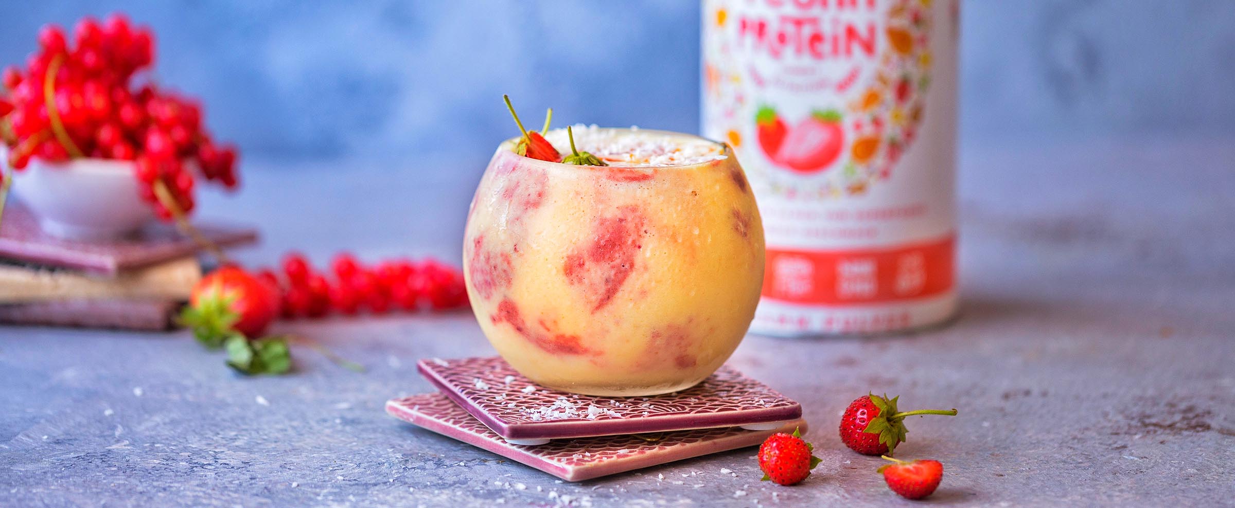 Sommerlicher Erdbeer-Colada Protein Smoothie