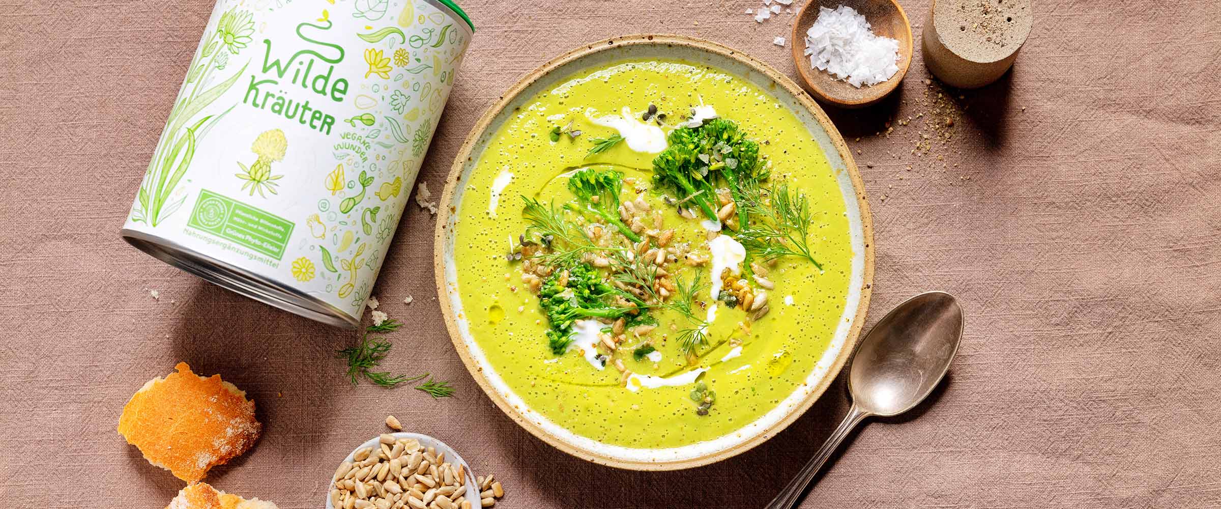 Cremige Brokkoli-Suppe mit Erbsen und wilden Kräutern