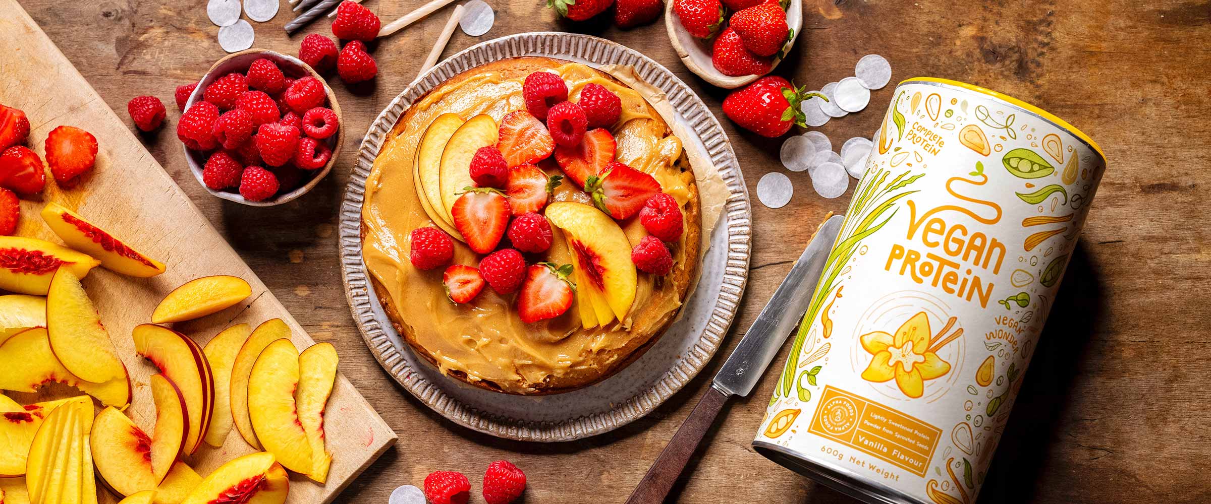 Protein-Kuchen mit frischen Beeren und Erdnussbutter-Frosting