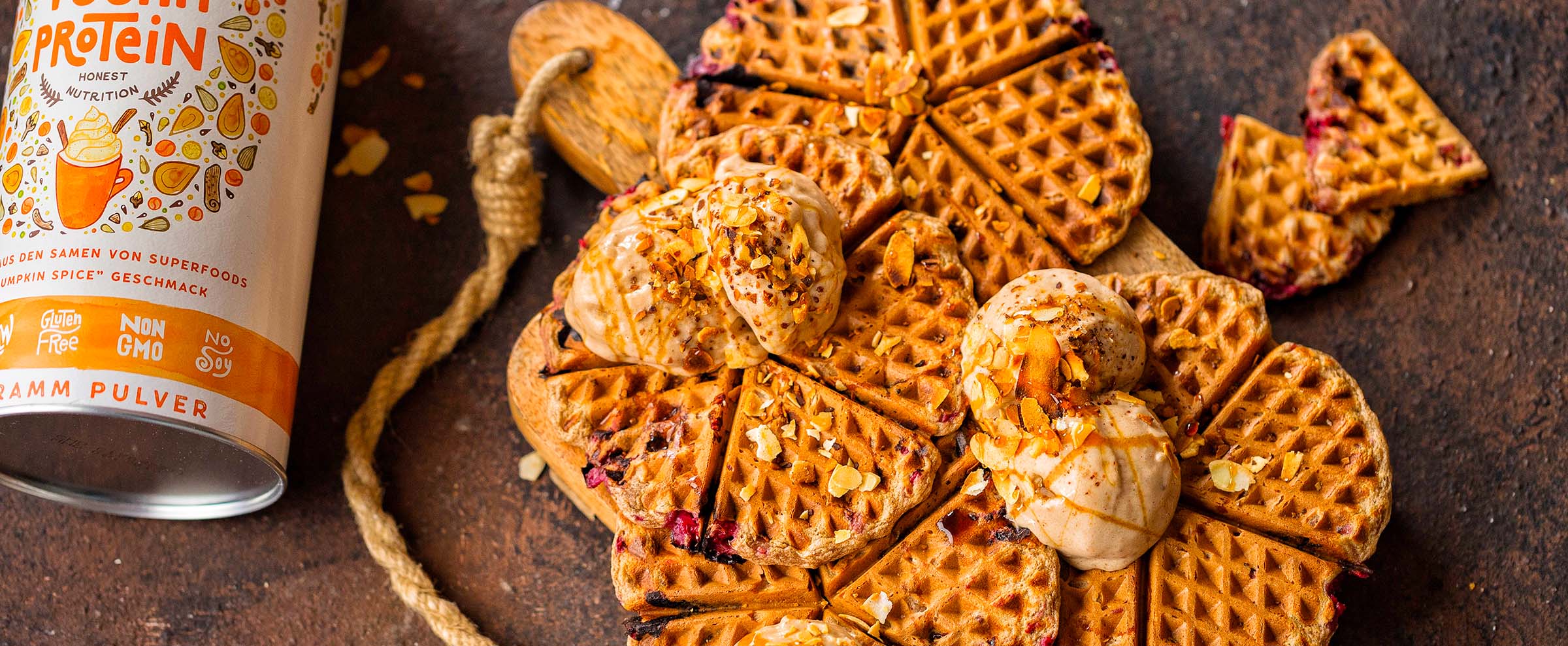 Pumpkin Spice Proteinwaffeln mit Kokos-Karamell Eiscreme
