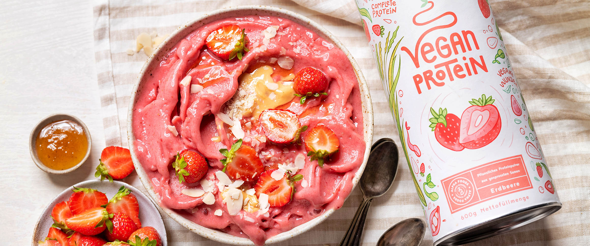 Fruchtig-frische, gesunde Erdbeerprotein-Eiscreme